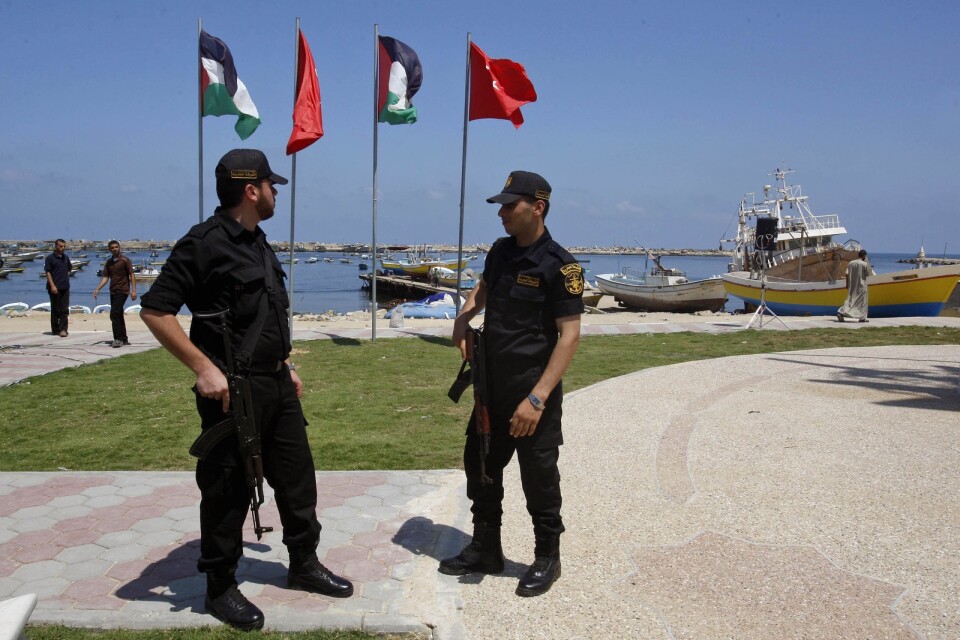 Två poliser från Hamas i hamnen i Gaza stad. Arkivbild.