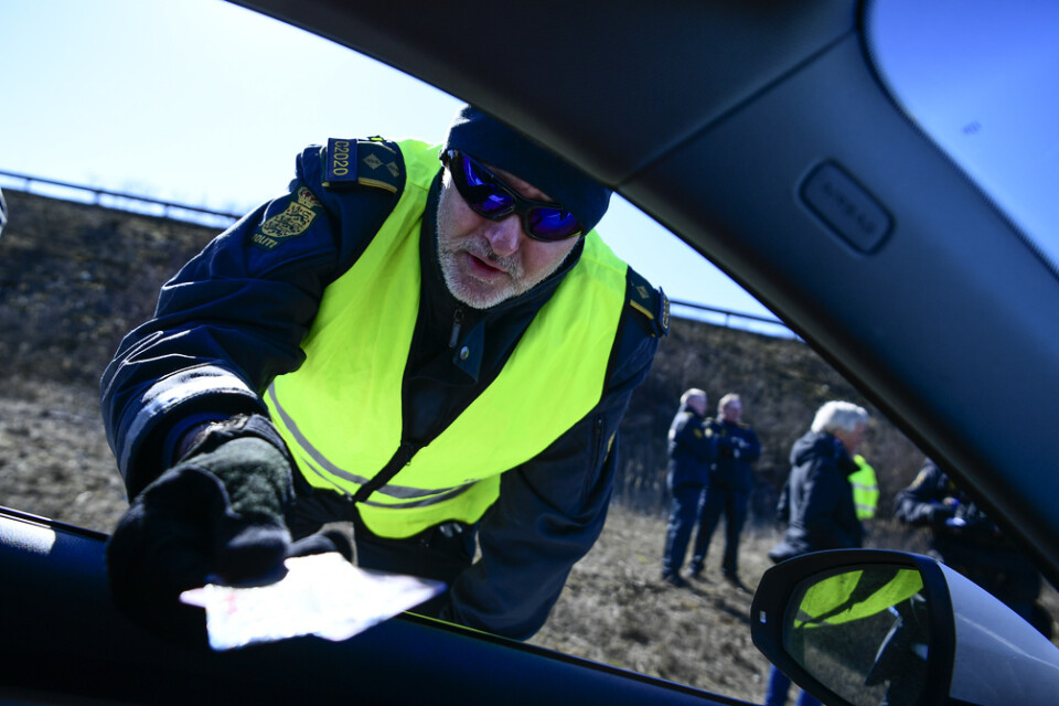 Dansk polis kontrollerar alla resenärer på Öresundsbron. Svenskar släpps bara i undantagsfall igenom, till exempel pendlare och journalister.