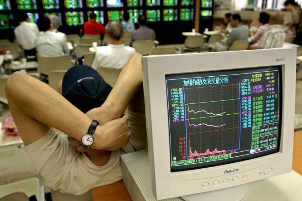 De ledande Asienbörserna föll mestadels under torsdagens handel. Tokyo föll medan Kinabörserna stiger svagt. Ny oro för hur det ska gå med Greklands skuldpaket och återigen fallande oljepris tynger. När Tokyobörsen stängde hade Nikkei 225-index backat m