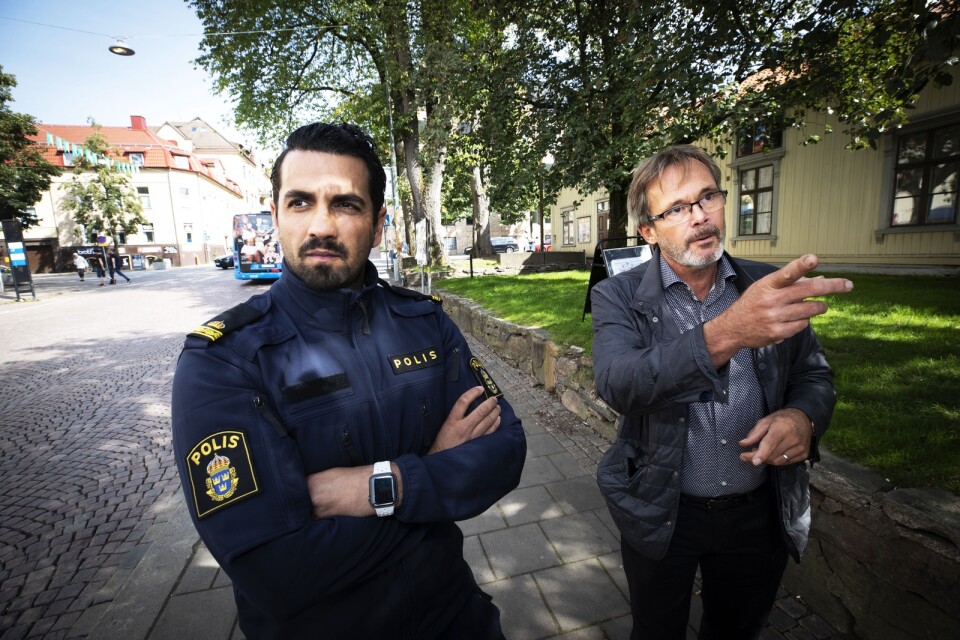 Kommunpolis Nadim Ghazale och Peder Englund på Borås stads Centrum för kunskap och säkerhet, CKS, tror att fler övervakningskameror kan minska stöket i centrala Borås vid Åsbogatan/Allégatan.