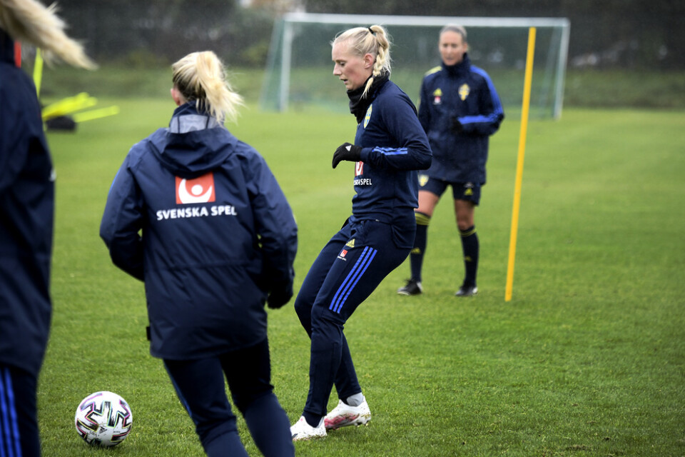 Stina Blackstenius under söndagens träning på arenan Framvöllur inför tisdagens gruppfinal mot Island i EM-kvalet i fotboll.