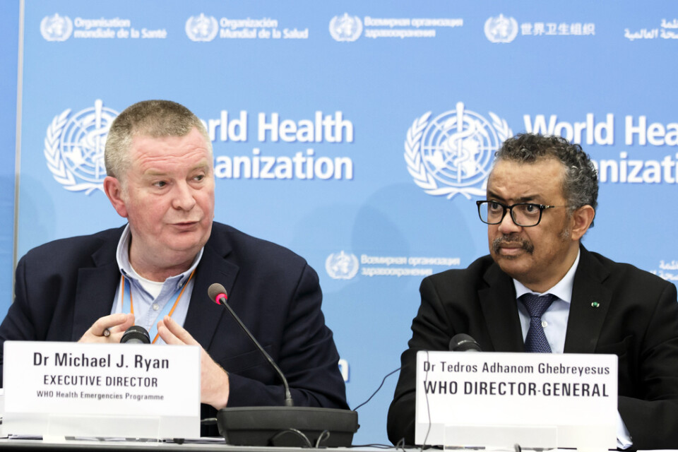 WHO:s verkställande direktör Michael Ryan (till vänster) och WHO-chefen Tedros Adhanom Ghebreyesus varnar världens alla länder för coronavirusets spridning, Utspelet görs på en presskonferens i Genève i Schweiz.