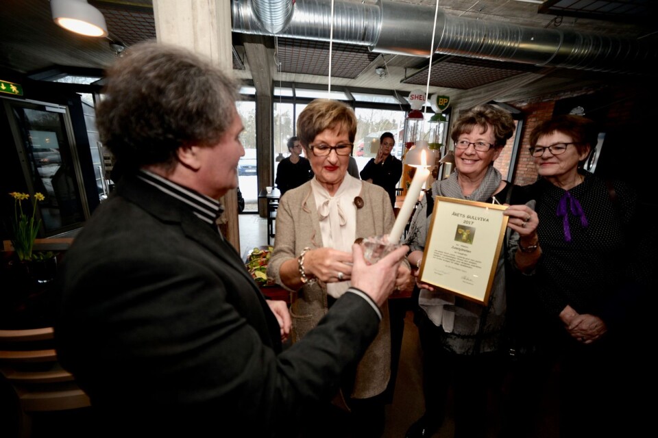 Jutetjänsten fick utmärkelsen Årets Gullviva. Glasgravören Ljupco Kocovski delade ut priset.