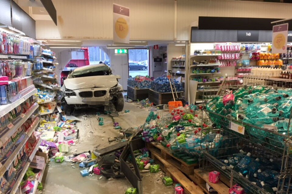 Bilen hamnade flera meter in i butiken efter ha kört igenom väggen.