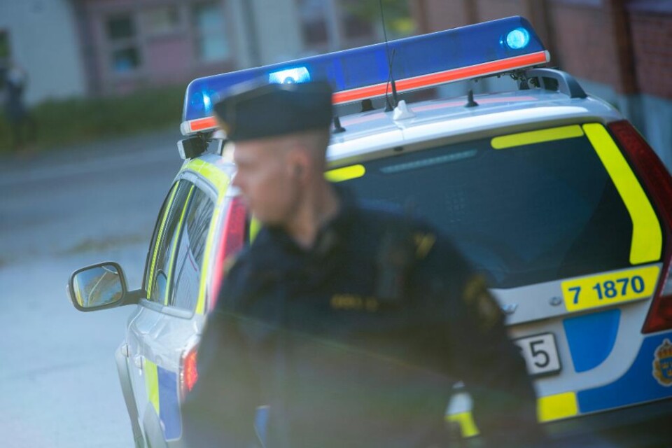 En person skadades allvarligt när han blev påkörd av en bilist vid Uddevalla sjuhus under lördagskvällen. Bilföraren smet, men nu har en man i 40-årsåldern anhållits misstänkt för försök till mord, uppger polisen på sin hemsida. Den anhållne ska ha förs