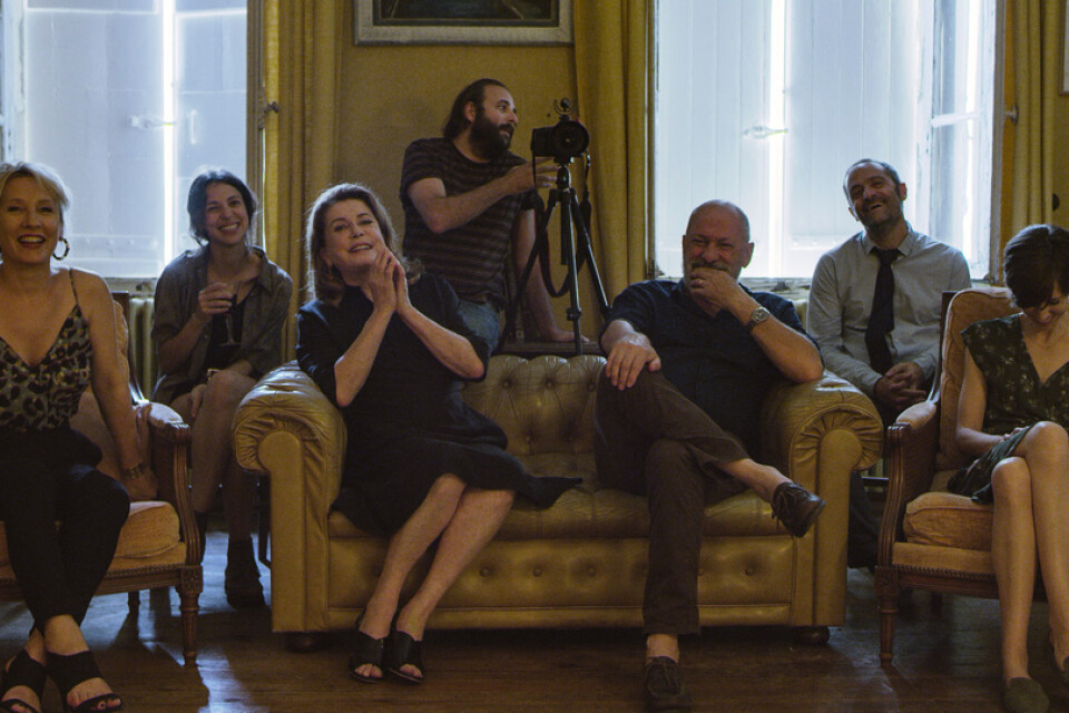 I "Familjefesten" spelar Catherine Deneuve Andréa som ska fira sitt 70-årskalas i familjens hägn. Andréas yngre syster Claire (Emmanuelle Bercot) stör dock familjefriden. Pressbild.