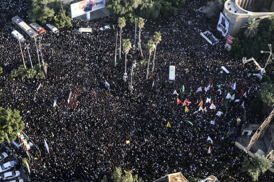 Ett flygfoto av en folkmassa som samlades i den iranska staden Ahvaz.
