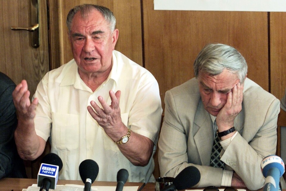 Två tidigare ministrar i Sovjetunionen: Försvarsminister Dmitrij Jazov (till vänster) och vicepresident Gennadij Janajev vid en presskonferens 2001, tio år efter deras misslyckade kuppförsök i Moskva. Arkivfoto.