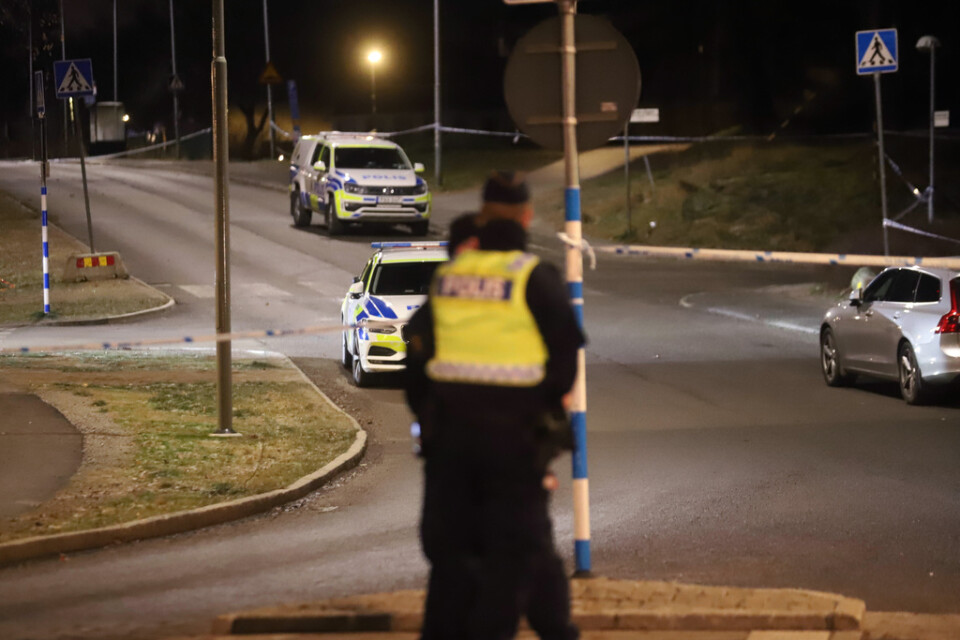 Poliser vid mordplatsen i Huddinge den 28 november 2021.
