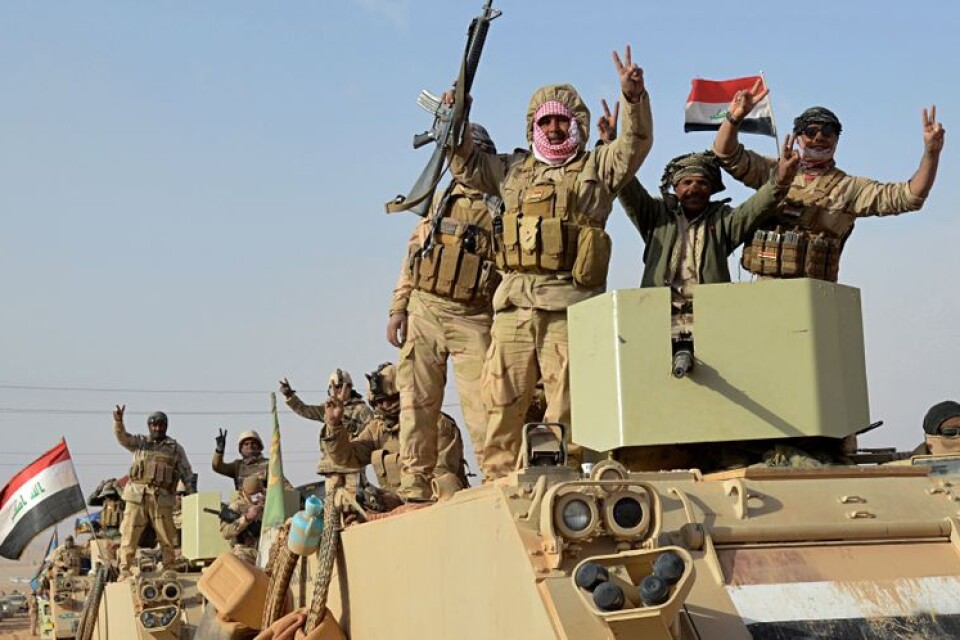 Bekämpar IS. Irakiska soldater firar seger över Islamiska staten. Nordväst om Bagdad, Irak, fredag 17 november.