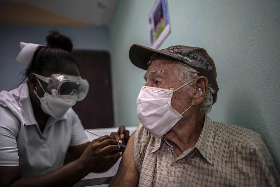 En man i Kubas huvudstad Havanna får en dos av det inhemska vaccinet Abdala. Bild från i maj.