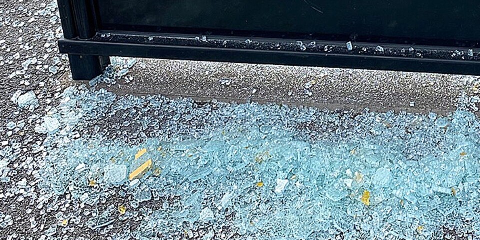 Glassplitter efter att en busskur vandaliserats, på annan plats vid annan tid.