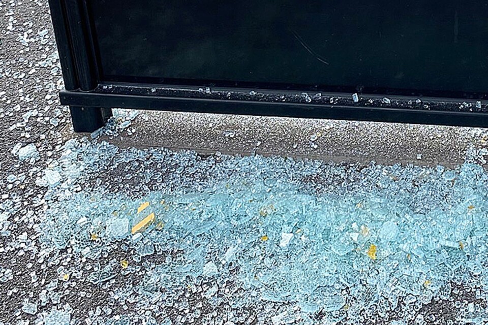Glassplitter efter att en busskur vandaliserats, på annan plats vid annan tid.