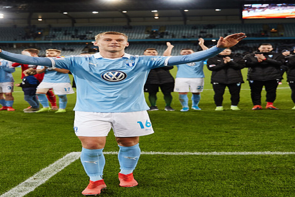 Malmö FF:s segerskytte Felix Beijmo och lagkamraterna tackar supportrarna efter 1–0-segern hemma mot IFK Göteborg. MFF leder nu allsvenskan med tre omgångar kvar att spela.