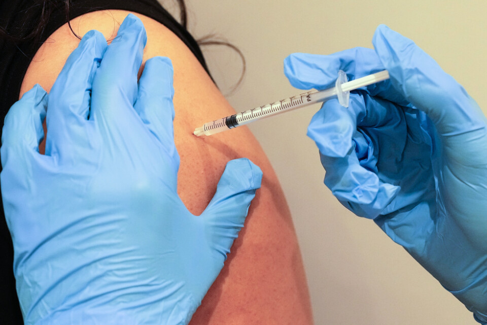 En kvinna får en dos vaccin mot covid-19 i Paris. Arkivbild.