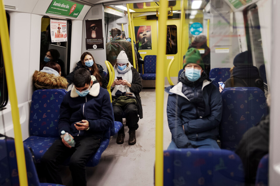 Stockholms tunnelbana i början av januari. Sedan i slutet av december förra året gäller åter rekommendationer om att bära munskydd i kollektivtrafiken.