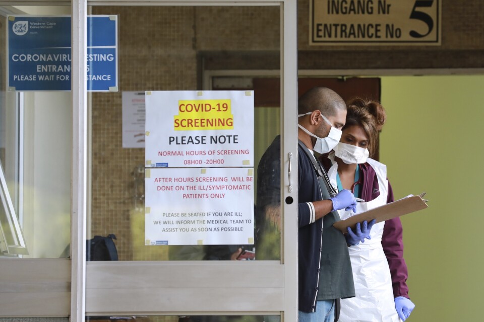 Vårdpersonal i Kapstaden i Sydafrika testar befolkningen för det nya coronaviruset. Totalt har ungefär hälften av Afrikas länder infört restriktioner för att minska spridningen av det nya coronaviruset.