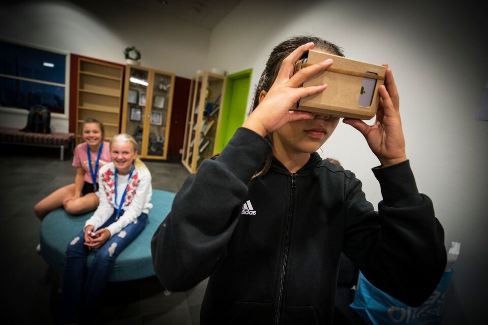 Emma Aldenhov testar sin egenbyggda VR-låda.