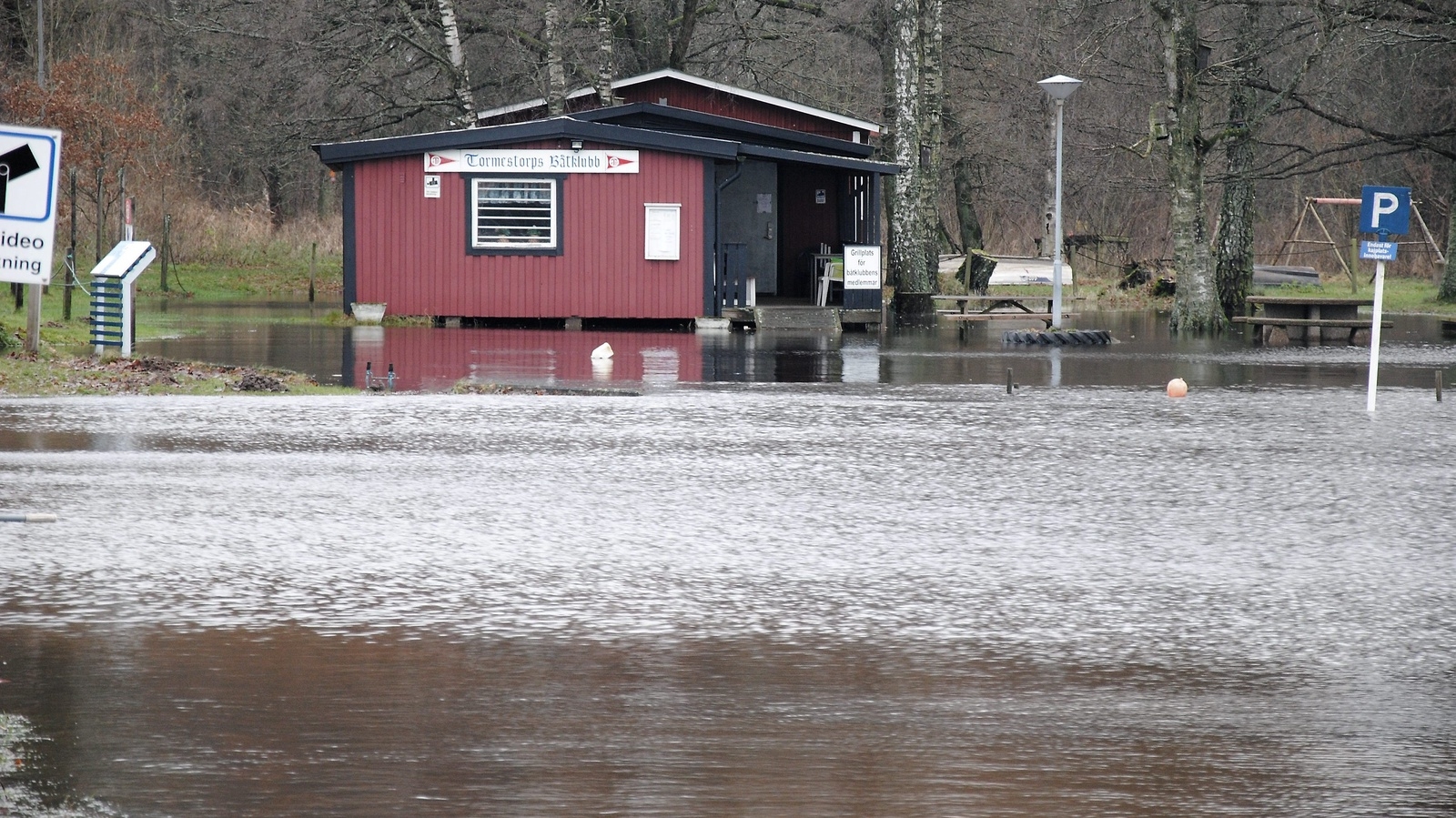 Båtplatsen vid Finjasjön översvämmad.
