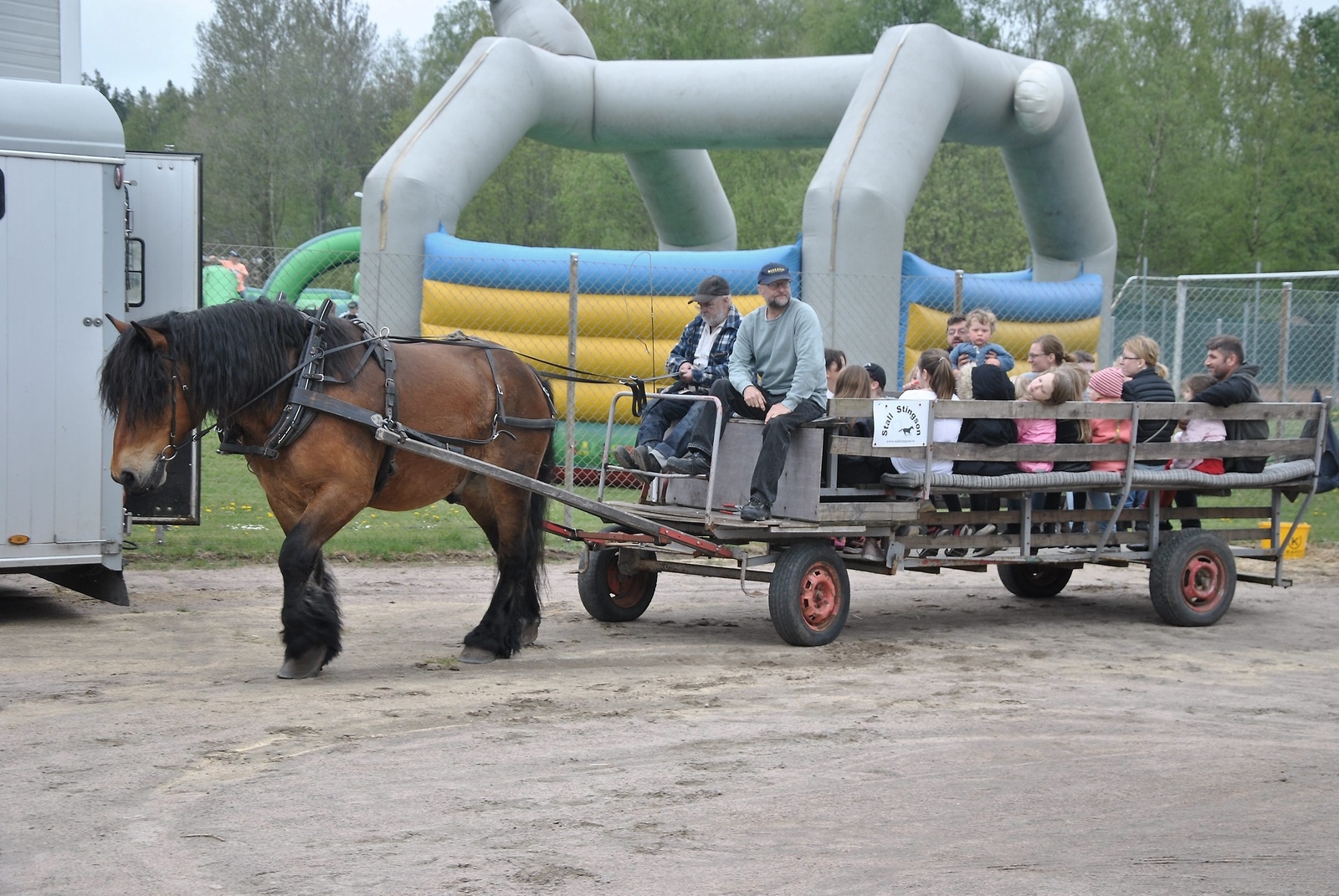 Häst och vagn var populärt – många lass drogs genom byn. Foto: Magnus Wahlström