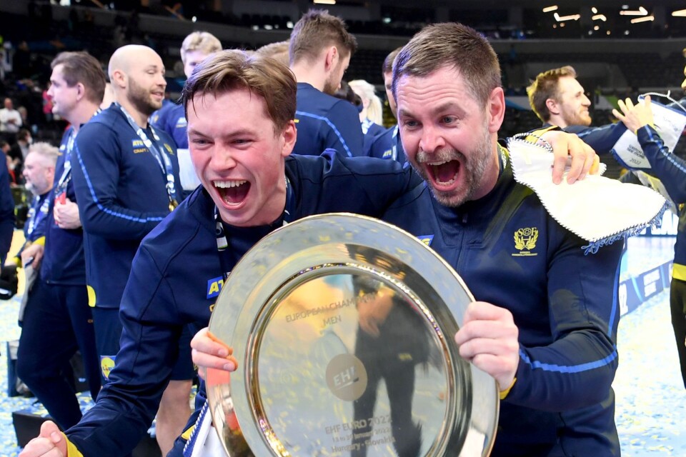 Valter Chrintz and goalkeeper Andreas Palicka with the trophy.