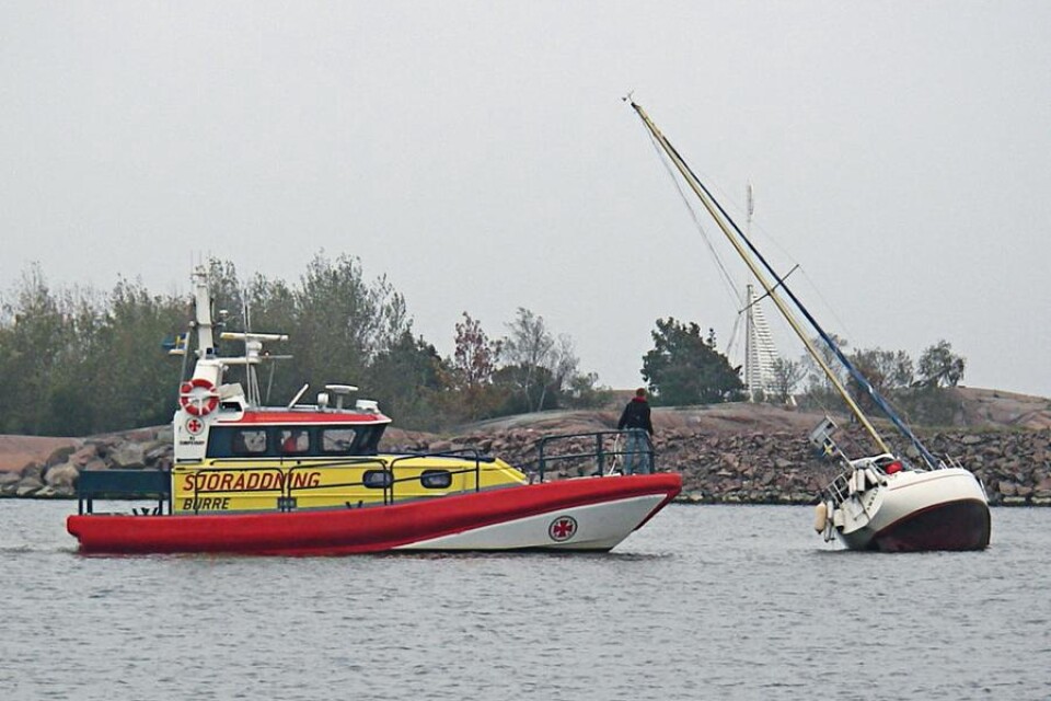 Segelbåten stod hårt på grund och hade kraftig slagsida när Rescue Burre anlände till platsen. Foto: Väino Aus 