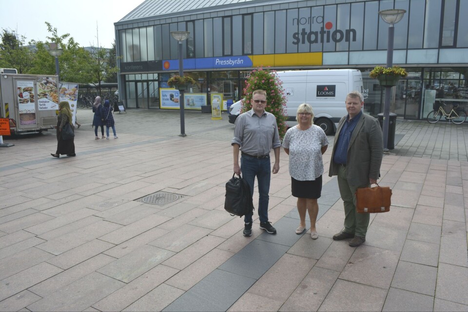 Ulf Berggren (SD), Lena Wallentheim (S) och Lars Johnsson (M) är överens om att staten måste kompensera för de kostnader som kommunen belastas med.