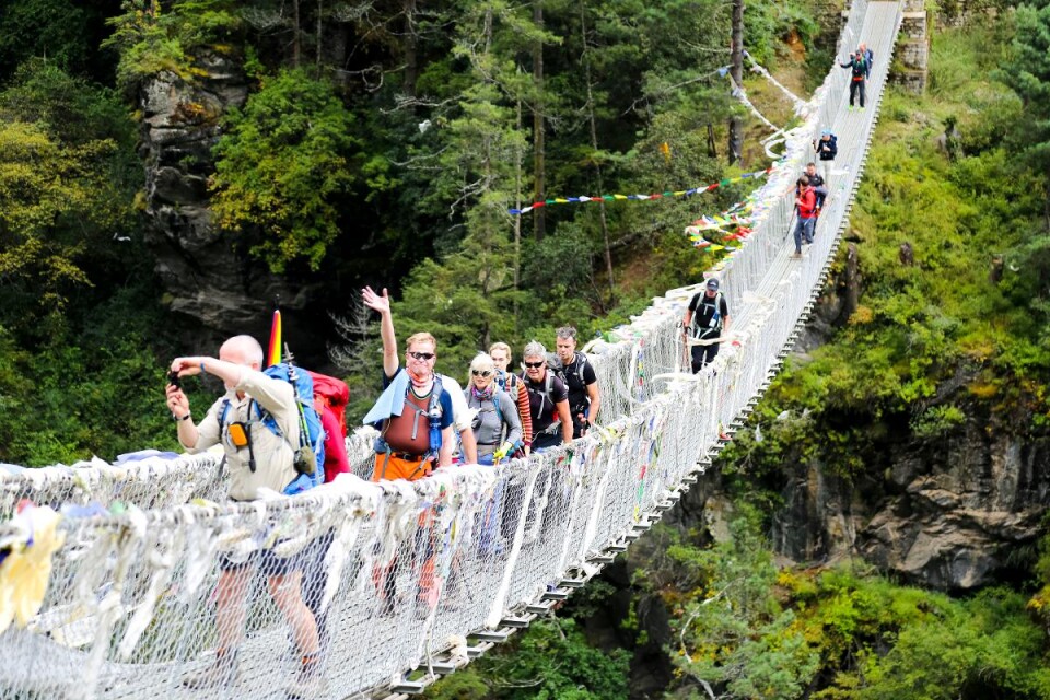 Det storslagna natursceneriet i Himalaya fick gruppen med svenska vandrare bland annat se från långa hängbroar som fanns över häftiga floder. På en del vackra platser längs vandringen har Nepaleser satt upp buddistiska böneflaggorna i färger som visar på de fem elementen.