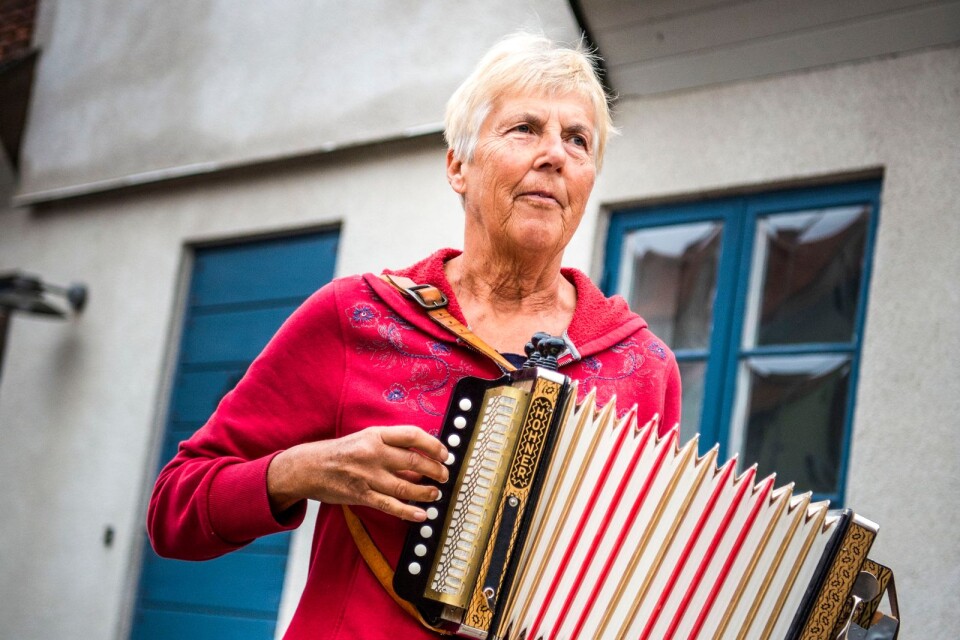 Ulla Ekvall, född 1946, pensionerad professor och folkmusiker, bosatt i Åhus och Stockholm.