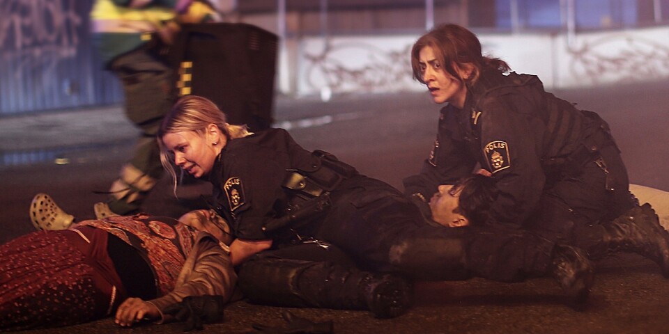 Sara (Amanda Jansson) och Leah (Gizem Erdogan) hamnar i hetluften i inledningen till andra säsongen av ”Tunna blå linjen”.