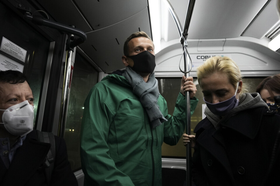 Aleksej Navalnyj och hans fru Julia Navalnaja på bussen till flygplatsterminalen på Sjeremetevo, efter att de landat i Moskva.