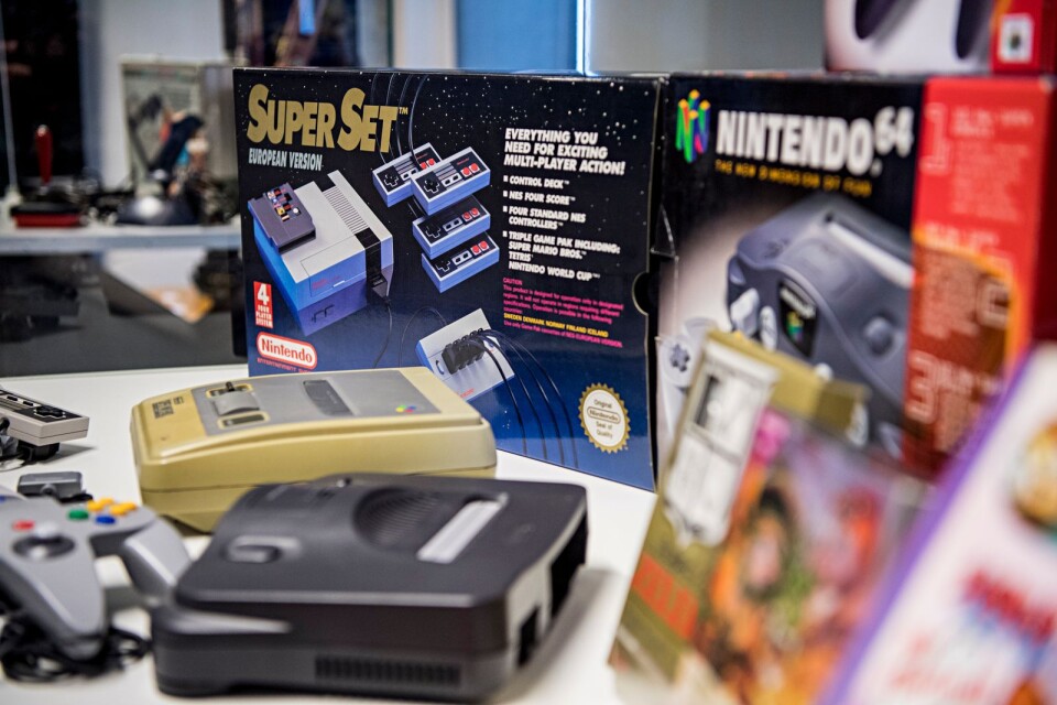 Olika varianter av spelkonsoler från Nintedo, som dominerade på tvspelsmarknaden under 1980-talet.