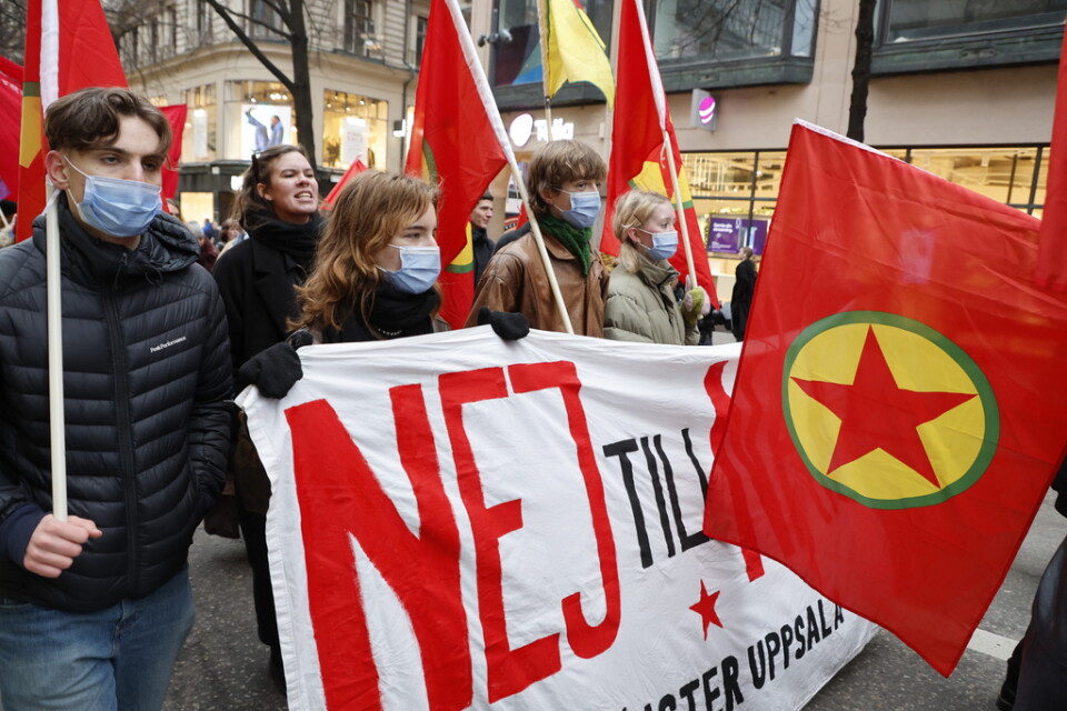 PKK-flaggor vid en tidigare demonstration mot Nato i Stockholm. Arkivbild.