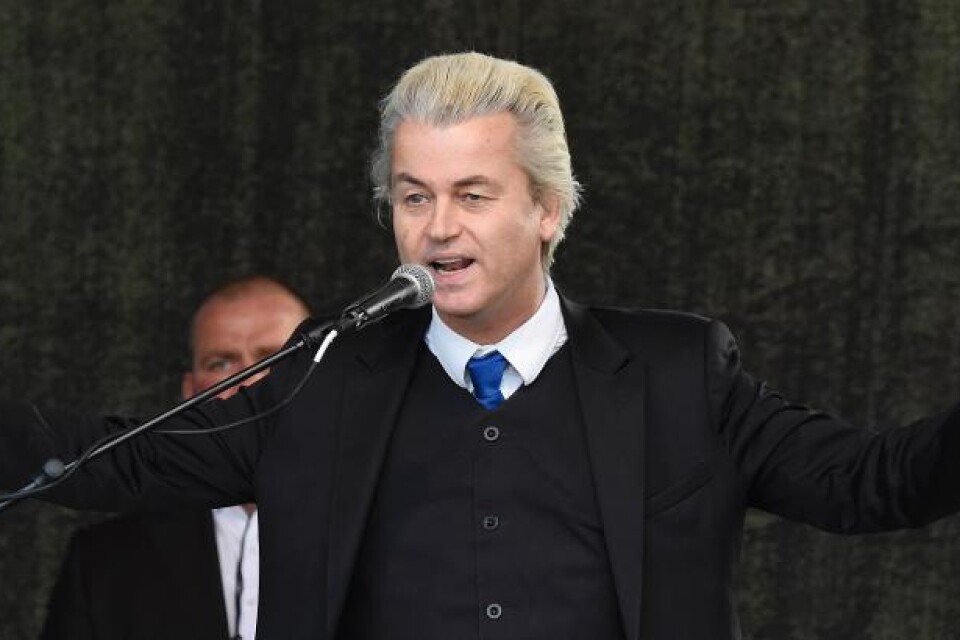 Den högerpopulistiske holländske politikern Gert Wilders infann sig i tyska Dresden för den främlingsfientliga rörelsen Pegidas måndagsmöte. Wilders valde att gå till attack mot det han betecknar som islamisering av Europa. - Vi har fått nog av islamise