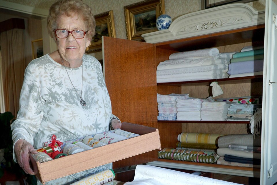 Ett skåp hemma hos Margareta Pettersson är fullt med dukar, handsydda lakan och mycket annat hon har gjort genom åren. ”Jag har alltid haft något i händerna att pyssla med.”