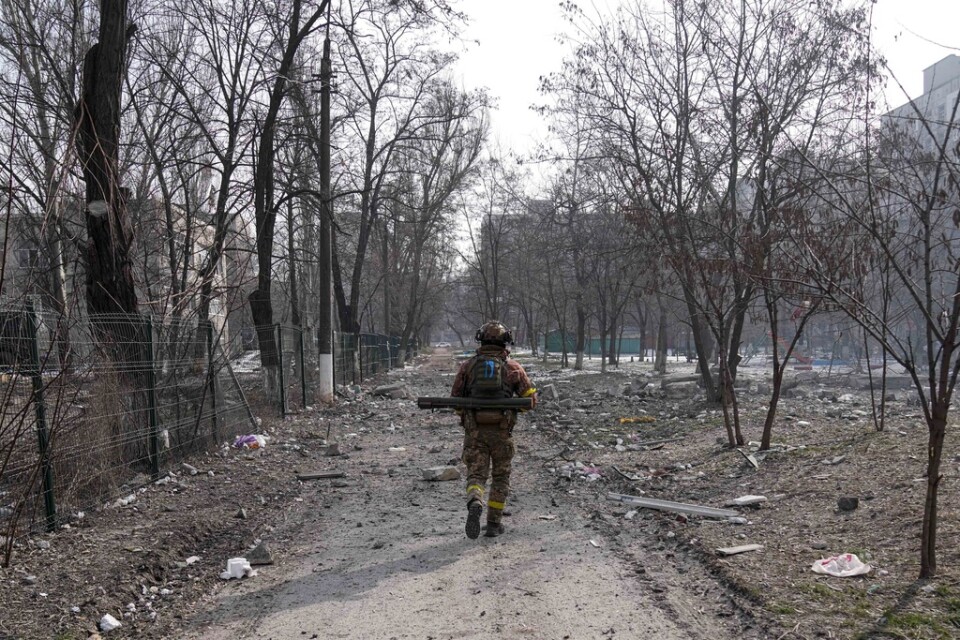 En ukrainsk soldat i den belägrade hamnstaden Mariupol på lördagen. Staden har saknat vatten och mediciner i över en vecka.