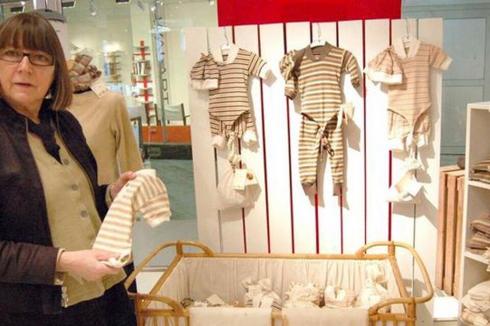 Jane Wikström har designat en egen kollektion med babykläder i ekologisk bomull. De bruna och gröna nyanserna fick bomullen redan när den växte.