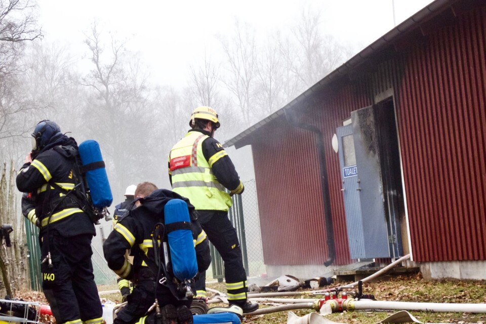 Omklädningsrummen vid Emmaboda Idrottsplats förstördes efter brand i elcentral på måndagen.