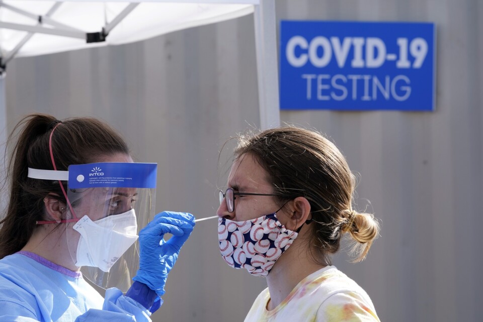 En kvinna testas för covid-19 i Seattle i USA. Arkivbild.