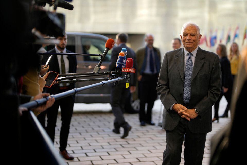 EU:s utrikeschef Josep Borrell pressas vid sin ankomst till måndagens utrikesministermöte i Bryssel.