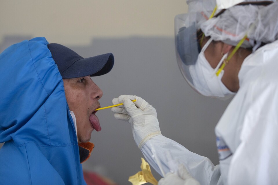 En person testas för covid-19 i La Paz i Bolivia.