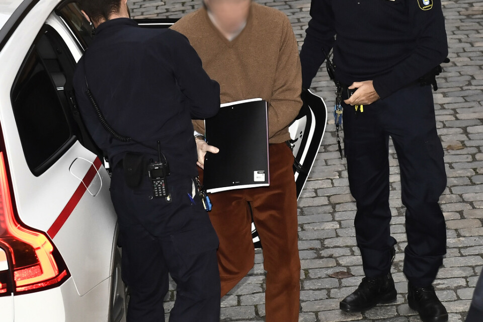 Den så kallade kulturprofilen anländer till rättegången i Svea hovrätt. Han fälldes för våldtäkt i Stockholms tingsrätt, men överklagade fängelsedomen.