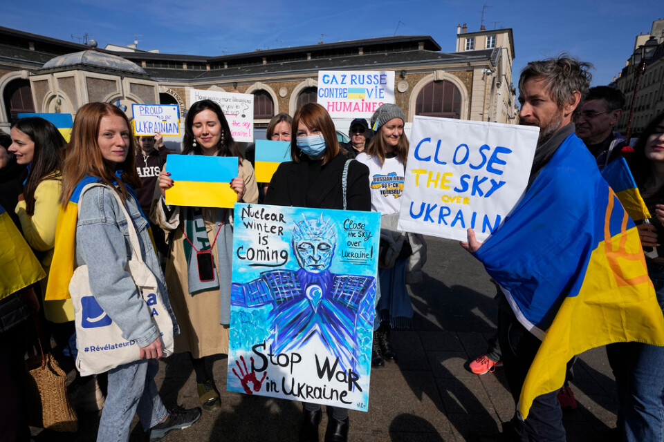 Ukrainare samlade i Versailles för att mana EU-ländernas ledare att agera mot Rysslands krig i Ukraina.