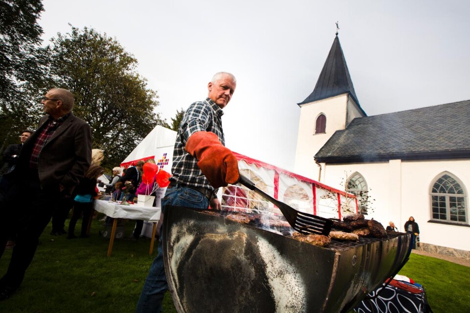 Hans Lennartsson stekte hamburgare i rasande fart. Foto: Anton Hedberg