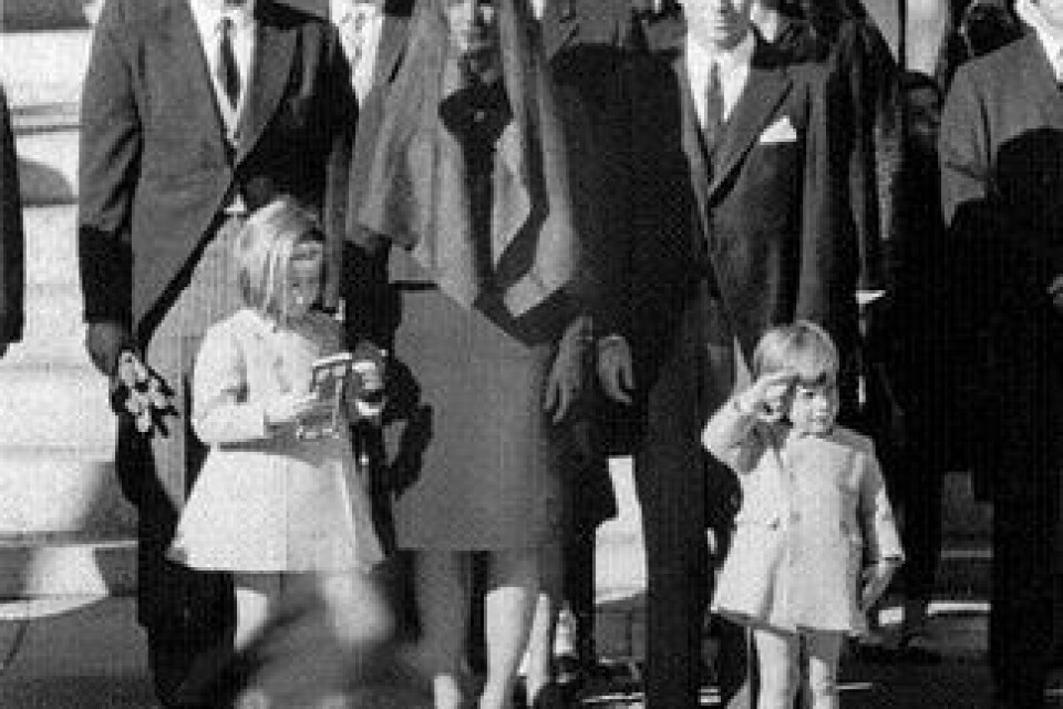 Treårige John John Kennedy gjorde honnör vid sin fars bår 1963. Bild: Pressens Bild