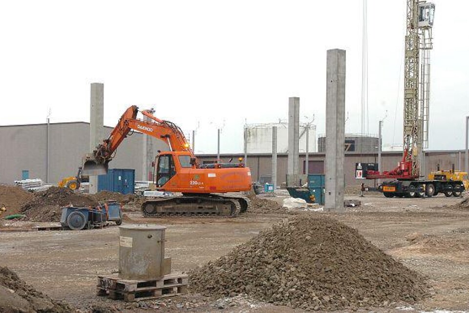 Byggandet av det nya, 13000 kvadratmeter stora logistikcentrum har börjat i hamnen. Bild: Claes Nyberg