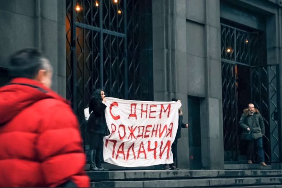 Två Pussy Riot-aktivister önskar den ryska säkerhetstjänsten "grattis på födelsedagen, mördare". En av dem, Maria Alechina, greps. Den andra undkom.