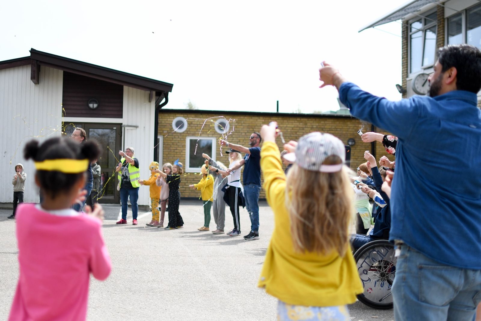 Barn och vuxna på Borrby skola inledde festen med ett hejdundrande konfettiregn.