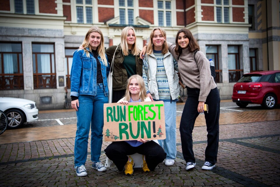 Five students decided to strike from school for the sake of the climate - Linnéa Wildt-Persson, Ellen Nordkvist, Lisa Elliot Sennfält, Sana al-Ani and at the front with the sign, Vera Sedin Ohlsson.