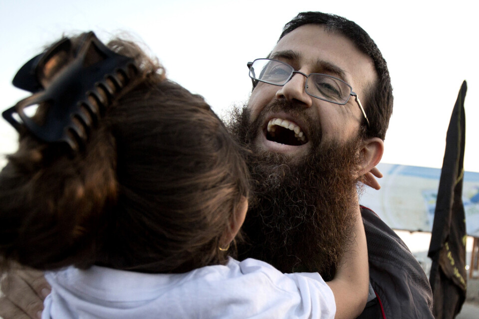 Den välkände palestiniern Khader Adnan kramar sin dotter efter att ha släppts från israeliskt fängelse 2015.